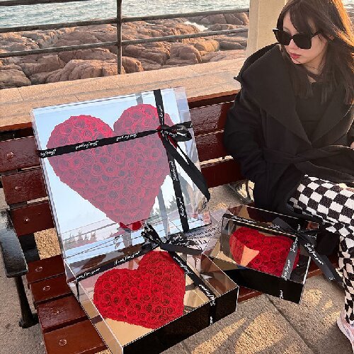 Eternal roses preserved flowers in mirror acrylic box