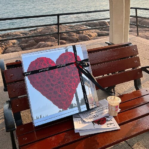 Eternal roses preserved flowers in mirror acrylic box