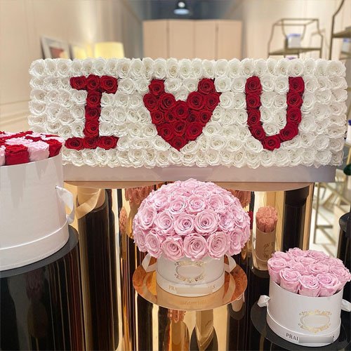 Eternal roses with "I LOVE U" design in a box, long lasting
